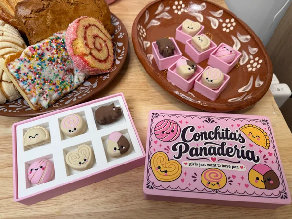 Pink panadería box with miniature pan dulce designs